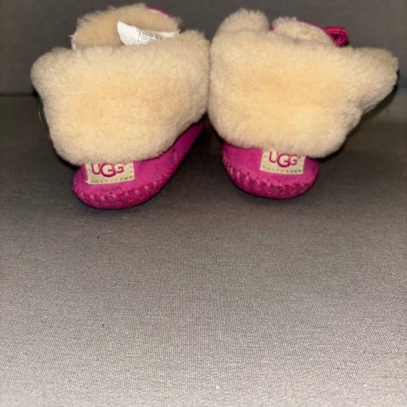 Ugg boots infant girl moccasin style boots hot pink size 4/5 - Picture 2 of 4